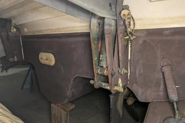 Tigress Yacht Photos Pics 2002 Sea Ray 550 Sundancer boat hull and propeller detail in dry dock.