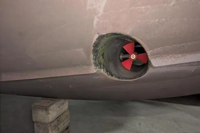 Tigress Yacht Photos Pics 2002 Sea Ray 550 Sundancer hull with red propeller detail in dry dock.