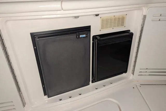 Tigress Yacht Photos Pics Built-in refrigerator and storage on 2002 Sea Ray 550 Sundancer yacht.