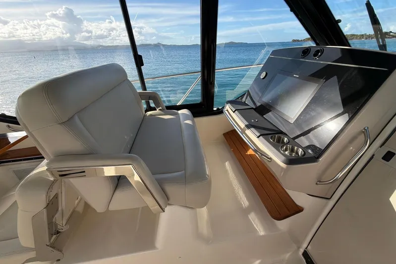  Yacht Photos Pics Interior of 2022 Boston Whaler 405 Conquest boat with helm and seating.