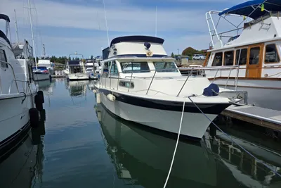 North Wind Flybridge Sedan