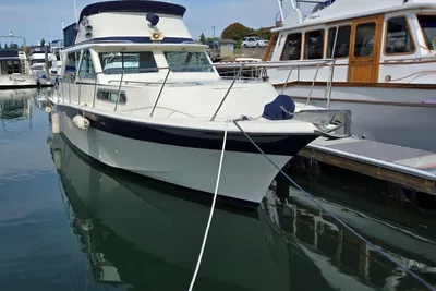 North Wind Flybridge Sedan