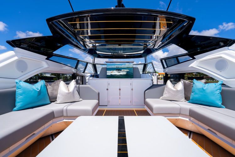 Yacht Photo 19