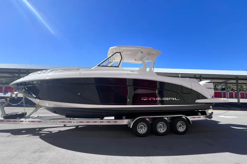  Yacht Photos Pics 2019 Regal 33 SAV boat on trailer under clear blue sky.