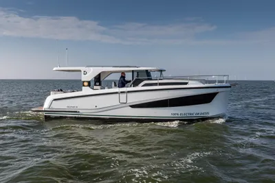 2024 Delphia 10 LoungeTop