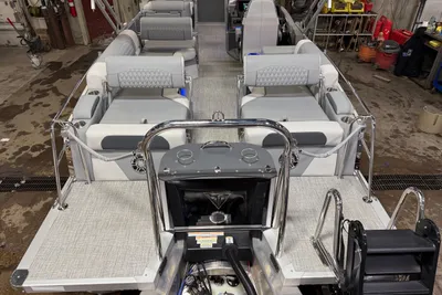 Tahoe Cascade 200HP QLS 2385 Quad Lounge Shift Tritoon