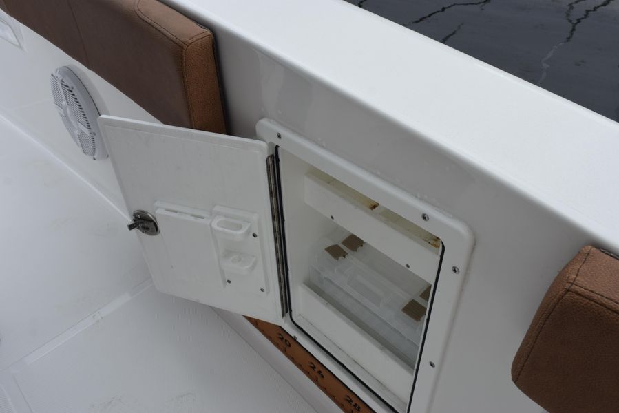 2022 Sea Hunt Gamefish 30 with Coffin Box