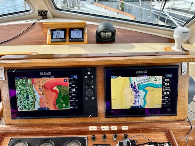  Yacht Photos Pics Boat navigation system on a 2002 Vilm 116, featuring dual B&G displays.