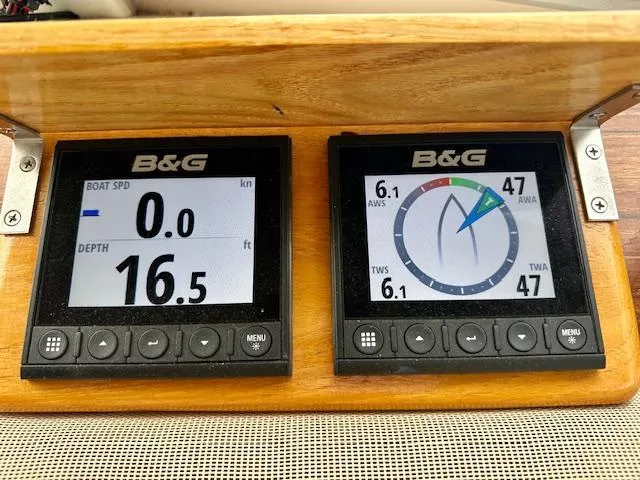  Yacht Photos Pics B&G marine instruments on Vilm 116, 2002 model, displaying speed and depth readings.