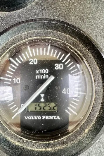  Yacht Photos Pics Volvo Penta tachometer displaying 1522 RPM on a Vilm 116, 2002 model.