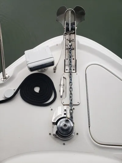 Escondite Yacht Photos Pics Anchor system on 2001 Sea Ray 410 Sundancer boat deck.
