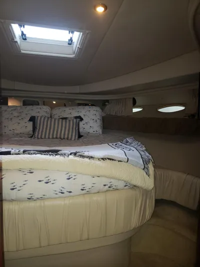 Escondite Yacht Photos Pics 2001 Sea Ray 410 Sundancer cabin with cozy bed and skylight.