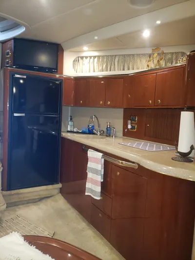 Escondite Yacht Photos Pics Interior of 2001 Sea Ray 410 Sundancer yacht with modern kitchen amenities.