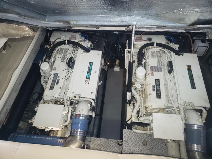 Escondite Yacht Photos Pics Engine compartment of a 2001 Sea Ray 410 Sundancer boat, featuring dual engines.