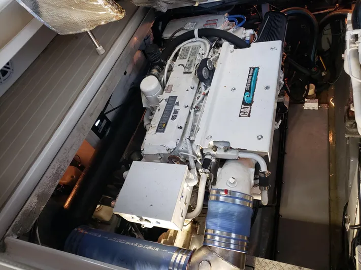 Escondite Yacht Photos Pics Engine compartment of a 2001 Sea Ray 410 Sundancer boat, showcasing detailed machinery.
