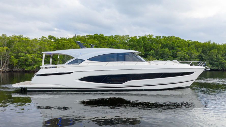 Riviera 6800 Sport Yacht