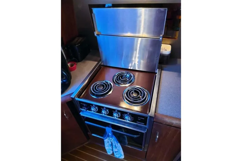  Yacht Photos Pics Stove in 1991 Bayliner 4588 Pilothouse yacht kitchen, featuring three burners and oven.