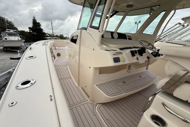 336-420 Brokerage Tyler Yacht Photos Pics 2020 Grady-White Canyon 336 boat interior with helm and seating area.