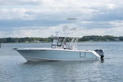 2020 Robalo R302 Center Console