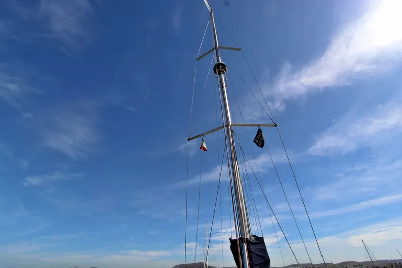  Yacht Photos Pics Mast of a 2003 Beneteau 473 sailboat against a clear blue sky.