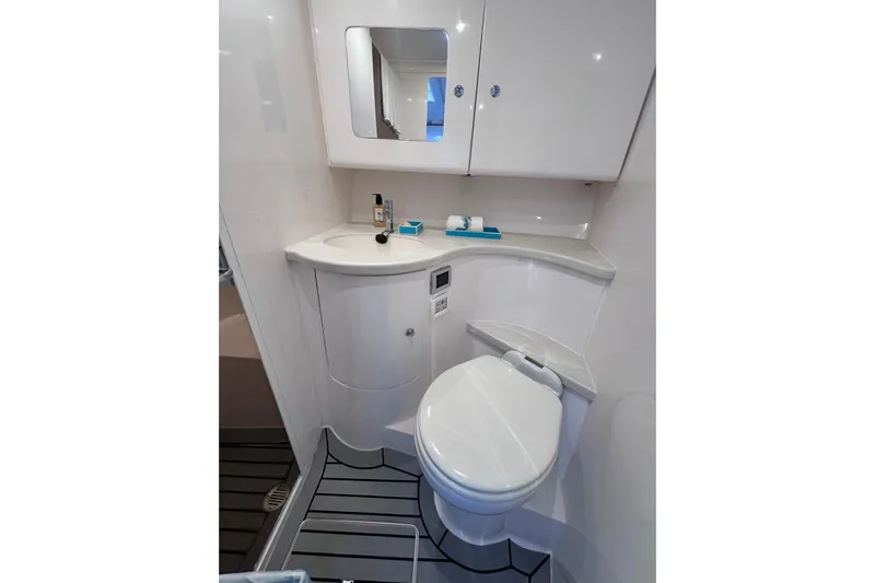 No Name Yacht Photos Pics 2020 Intrepid 409 Valor boat bathroom with modern fixtures and sleek design.