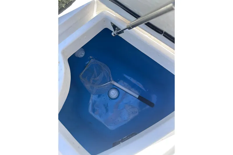 No Name Yacht Photos Pics Livewell with net inside 2020 Intrepid 409 Valor boat.