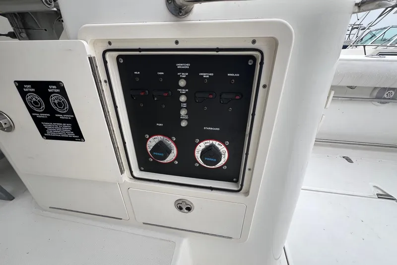 Rock N Reel Yacht Photos Pics Control panel on a 2005 Boston Whaler 305 Conquest boat, featuring battery switches.