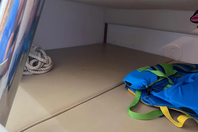 Rock N Reel Yacht Photos Pics 2005 Boston Whaler 305 Conquest cabin with rope and blue life jacket.