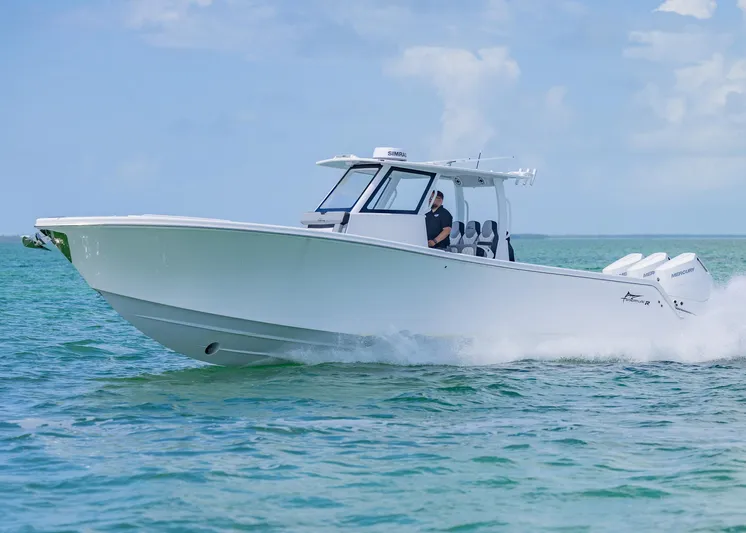  Yacht Photos Pics 2025 Streamline R 35 boat cruising on open water under a clear sky.