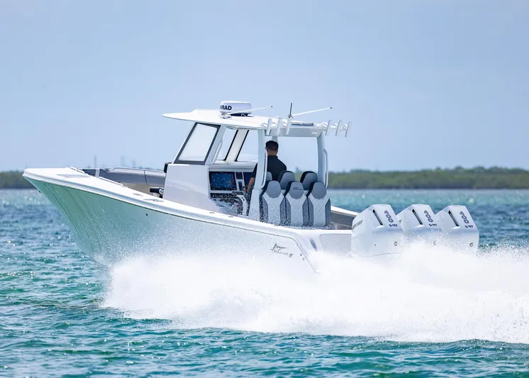  Yacht Photos Pics Streamline R 35 boat cruising on water, 2025 model, with multiple outboard engines.