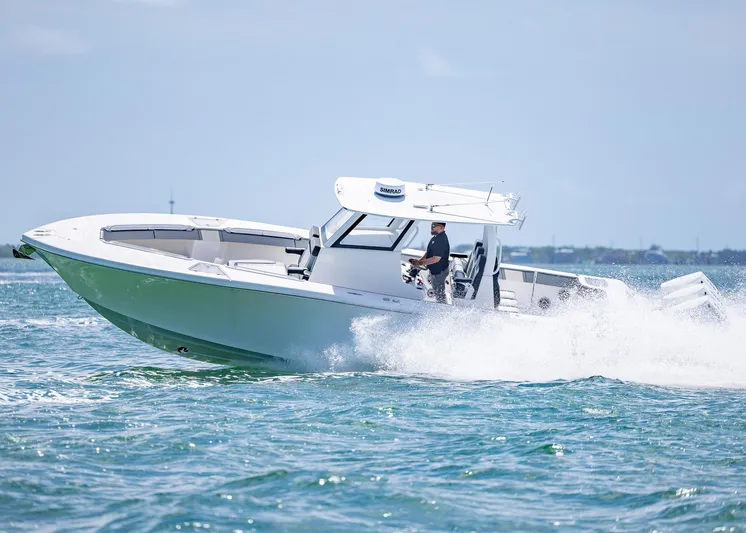  Yacht Photos Pics 2025 Streamline R 35 boat cruising on open water, creating waves.