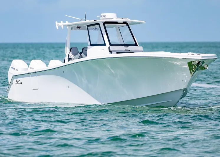  Yacht Photos Pics 2025 Streamline R 35 boat cruising on clear blue water.