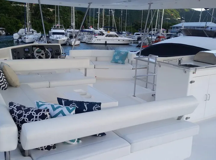 Dash Away Yacht Photos Pics Luxurious 2015 Leopard 51 Powercat yacht with spacious seating and stylish cushions.