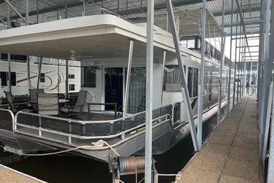 Thoroughbred Houseboat