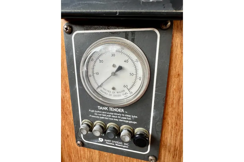 Adios Yacht Photos Pics Gauge panel on 1985 Tollycraft 48 Cockpit Motor Yacht, displaying tank levels.