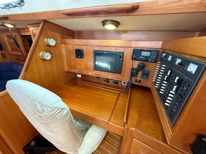 Chance Yacht Photos Pics Navigation station in 1999 Tartan 4100 yacht with control panel and instruments.