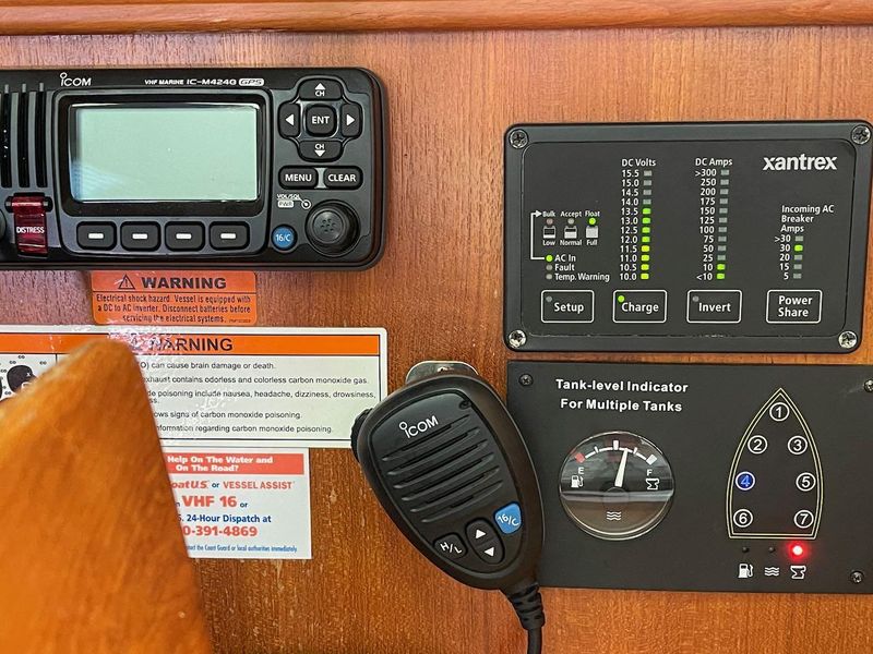 2007 Hunter 44 Deck Salon