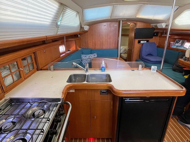 2007 Hunter 44 Deck Salon