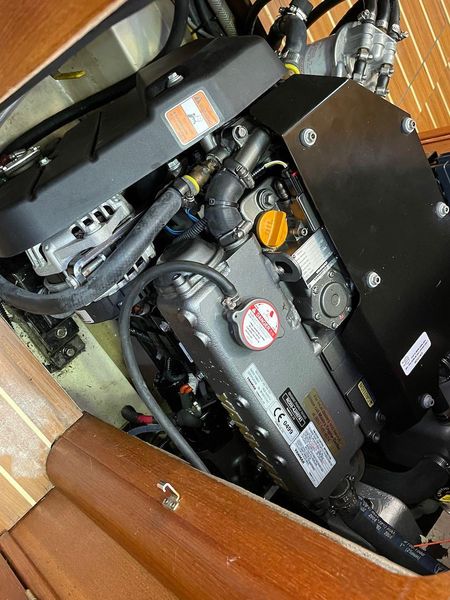 2007 Hunter 44 Deck Salon
