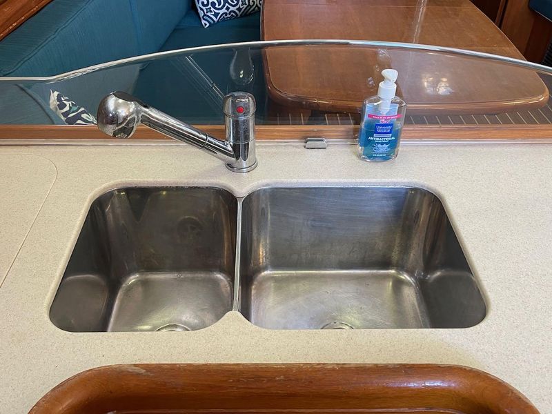 2007 Hunter 44 Deck Salon