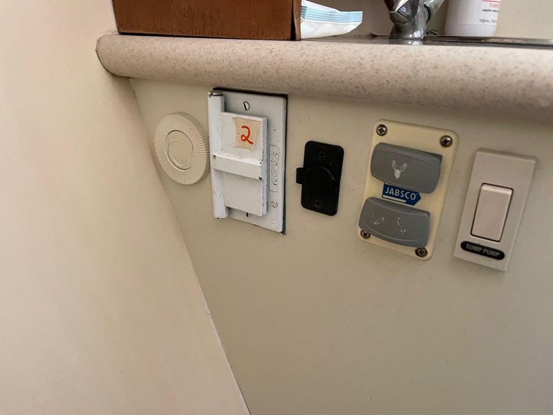 2007 Hunter 44 Deck Salon
