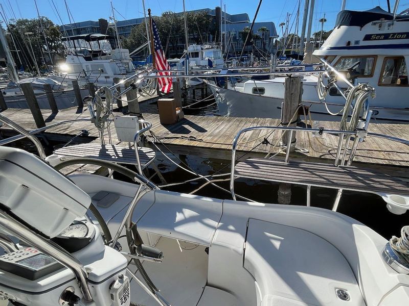 2007 Hunter 44 Deck Salon