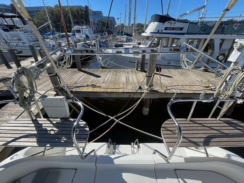 2007 Hunter 44 Deck Salon