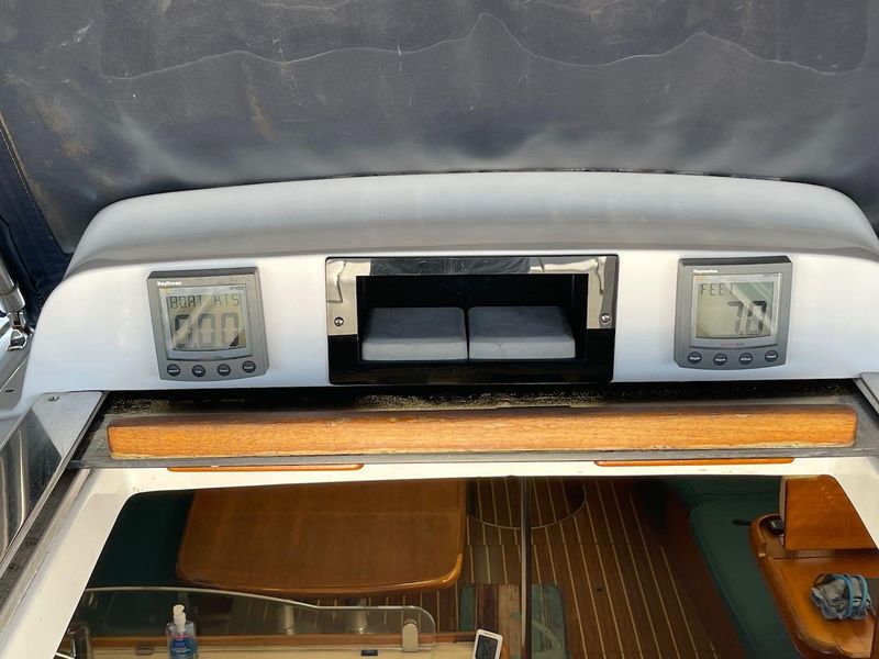 2007 Hunter 44 Deck Salon