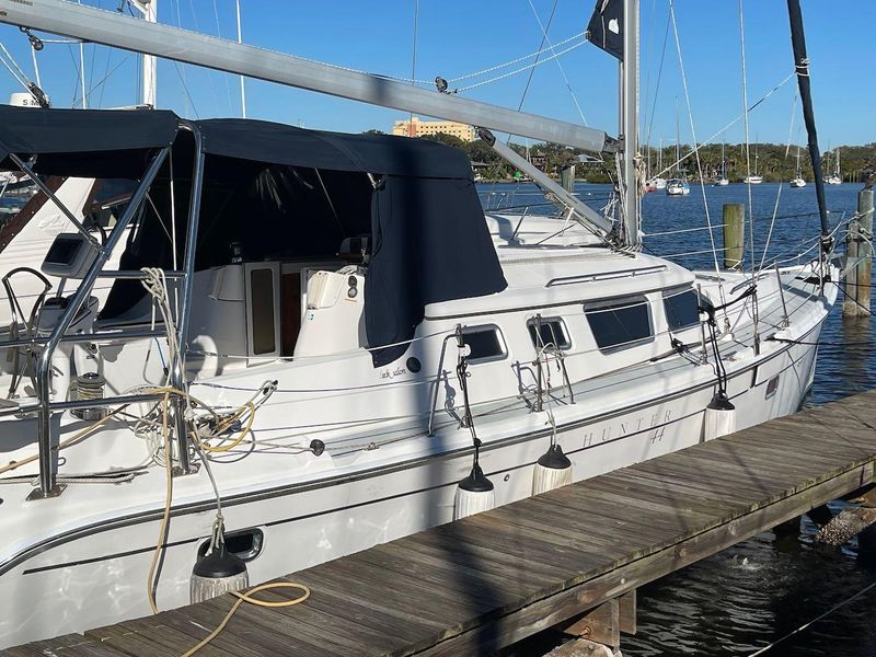 2007 Hunter 44 Deck Salon
