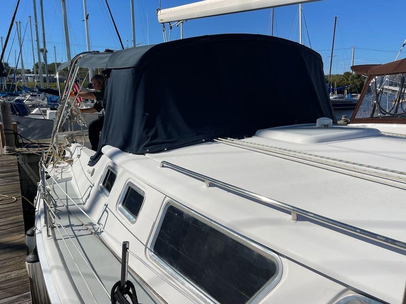 2007 Hunter 44 Deck Salon