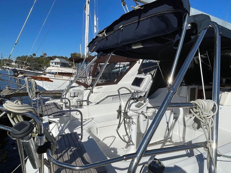 2007 Hunter 44 Deck Salon
