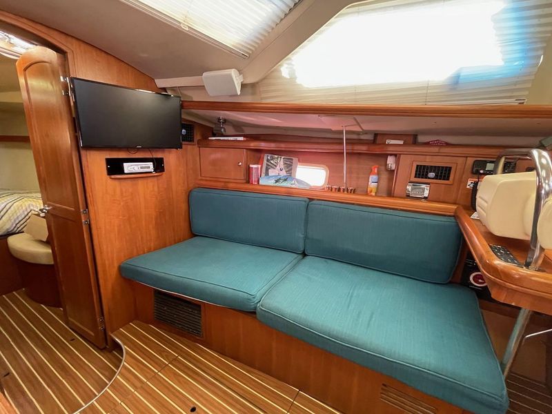 2007 Hunter 44 Deck Salon