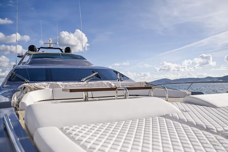  Yacht Photos Pics Luxurious 2007 Azimut 98 Leonardo yacht with sun deck, cruising on a sunny day.