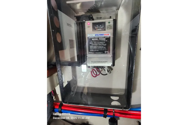 Magnolia Belle Yacht Photos Pics Inteli-Power Marine Converter/Charger mod.PD2050